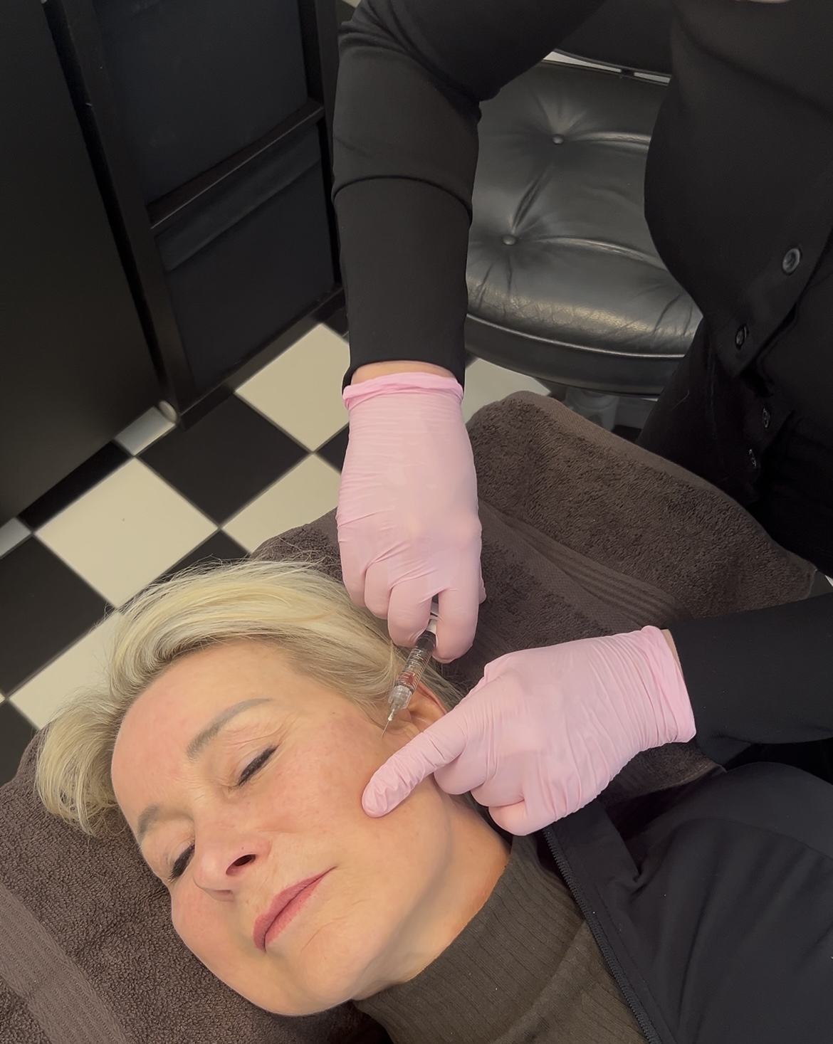 Skinboosters behandling med injektion i ansikte